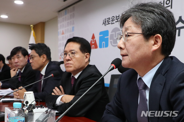 [서울=뉴시스]김명원 기자 = 유승민 새로운보수당 보수재건위원장이 8일 오전 서울 여의도 국회 의원회관에서 열린 제1차 당대표단·청년연석회의에 참석해 발언하고 있다. 2020.01.08.&nbsp; kmx1105@newsis.com
