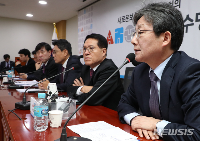 [서울=뉴시스]김명원 기자 = 유승민 새로운보수당 보수재건위원장이 8일 오전 서울 여의도 국회 의원회관에서 열린 제1차 당대표단·청년연석회의에 참석해 발언하고 있다. 2020.01.08.&nbsp; kmx1105@newsis.com