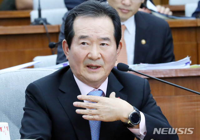 [서울=뉴시스] 장세영 기자 = 정세균 국무총리 후보자가 8일 서울 여의도 국회에서 열린 정무위원회의 국무총리 임명동의에 관한 인사청문특별위원회에 참석해 의원 질의에 답하고 있다. 2020.01.08.&nbsp; photothink@newsis.com