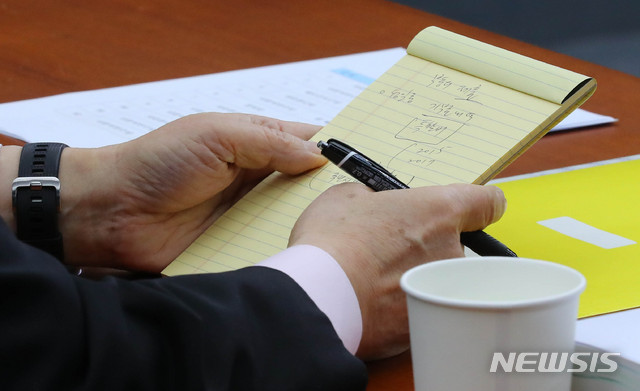 [서울=뉴시스] 장세영 기자 = 정세균 국무총리 후보자가 8일 서울 여의도 국회에서 열린 정무위원회의 국무총리 임명동의에 관한 인사청문특별위원회에 참석해 의원 질의에 메모를 하고 있다. 2020.01.08.&nbsp; photothink@newsis.com