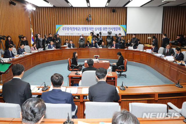 [서울=뉴시스] 장세영 기자 = 정세균 국무총리 후보자가 8일 서울 여의도 국회에서 열린 정무위원회의 국무총리 임명동의에 관한 인사청문특별위원회에 참석해 의원 질의에 답하고 있다. 2020.01.08.&nbsp; photothink@newsis.com