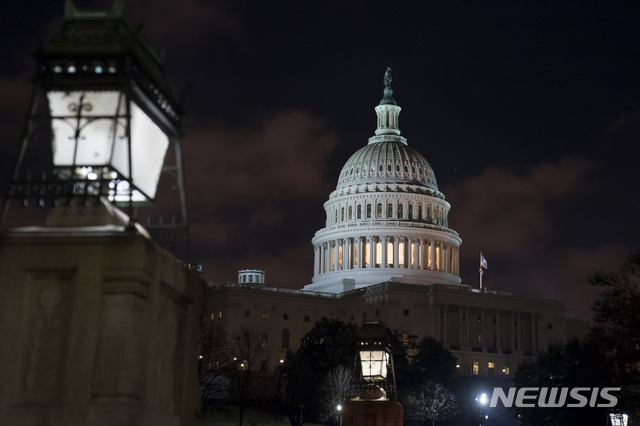 [워싱턴=AP/뉴시스]이란이 이라크 내 미군 주둔 공군기지에 지대지미사일 수십 기를 발사했다는 뉴스가 보도된 후 7일(현지시간) 워싱턴 내 미 의사당에 불이 켜진 모습으로 보이고 있다. 이란 국영 TV는 이날 미사일 발사가 솔레이마니 사령관 살해에 대한 이란의 복수라고 전했다. 2020.01.08. 