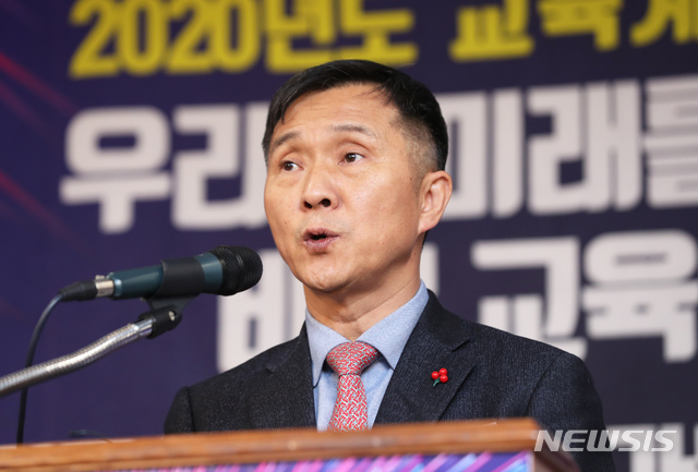 [서울=뉴시스]이윤청 기자 = 김연명 청와대 사회수석이 8일 오전 서울 종로구 세종문화회관 세종홀에서 열린 2020년 교육계 신년교례회에서 문재인 대통령의 축하메시지를 대독하고 있다. 2020.01.08. radiohead@newsis.com