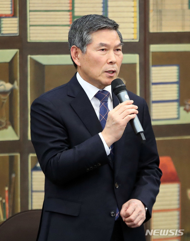 [서울=뉴시스]박미소 기자 = 정경두 국방부 장관이 8일 오전 서울 용산구 국방컨벤션에서 열린 '제3회 국방부 장관과의 방산업체 CEO 간담회'에서 모두발언을 하고 있다. 2020.01.08. misocamera@newsis.com