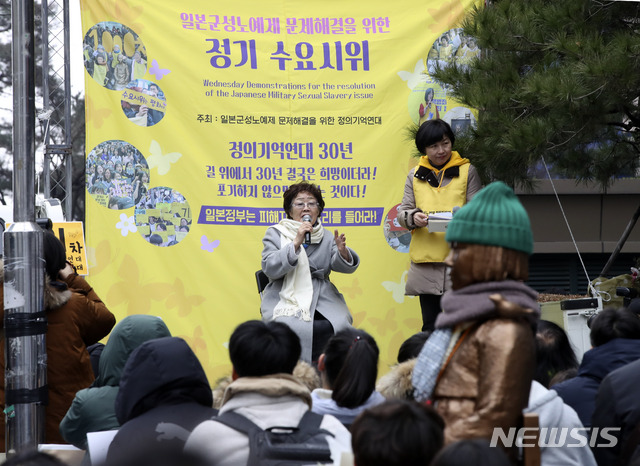 [서울=뉴시스] 고범준 기자 = 제1421차 일본군 성노예제 문제해결을 위한 정기 수요시위가 열린 8일 서울 종로구 옛 주한일본대사관 앞에서 위안부 피해자 이용수 할머니가 발언을 하고 있다. 2020.01.08.  bjko@newsis.com
