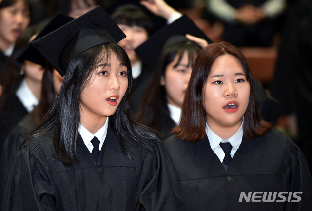 [대구=뉴시스] 이무열 기자 = 폐교로 인해 마지막 졸업식이 열린 8일 오전 대구 달서구 죽전중학교 강당에서 제35회 졸업생들이 마지막으로 교가를 부르고 있다. 2020.01.08.lmy@newsis.com