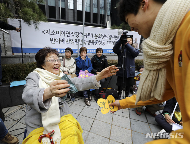 [서울=뉴시스] 고범준 기자 = 제1421차 일본군 성노예제 문제해결을 위한 정기 수요시위가 열린 지난 1월8일 서울 종로구 옛 주한일본대사관 앞에서 위안부 피해자인 이용수 할머니가 참가자들을 안아주고 있다. 2020.01.08. bjko@newsis.com