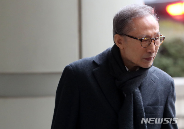 [서울=뉴시스]박주성 기자 = 다스 자금 횡령과 뇌물수수 의혹을 받고 있는 이명박 전 대통령이 8일 오후 서울 서초구 서울고등법원에서 열린 특정범죄가중처벌법상 뇌물 등 항소심 결심공판에 출석하고 있다. 2020.01.08.&nbsp; park7691@newsis.com