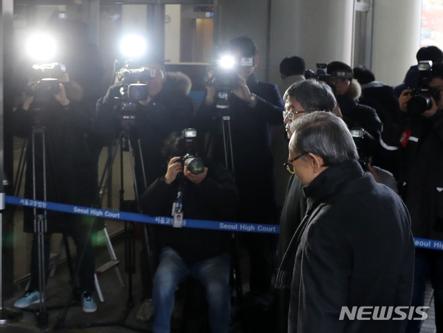[서울=뉴시스]박주성 기자 = 다스 자금 횡령과 뇌물수수 의혹을 받고 있는 이명박 전 대통령이 8일 오후 서울 서초구 서울고등법원에서 열린 특정범죄가중처벌법상 뇌물 등 항소심 결심공판에 출석하고 있다. 2020.01.08.&nbsp; park7691@newsis.com 