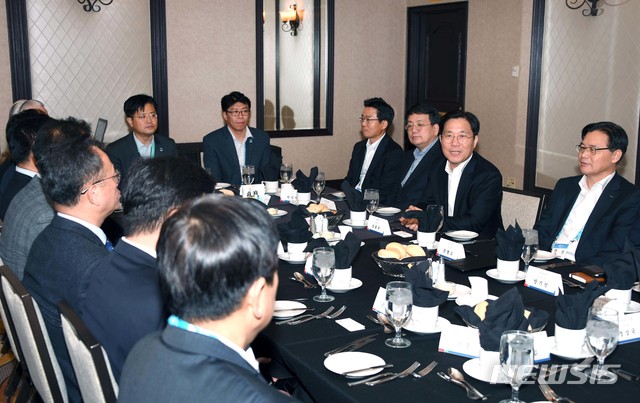 [서울=뉴시스]성윤모 산업통상자원부 장관이 7일(현지시간) 미국 라스베가스 트레져아일랜드호텔에서 'CES 참가기업 대표 간담회'를 하고 있다. (사진=산업통상자원부 제공) 2020.01.08. photo@newsis.com