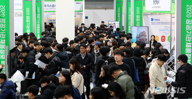 [서울=뉴시스]홍효식 기자 = 취업준비생을 비롯한 구직자들이 지난 1월8일 서울 서초구 양재동 aT센터에서 열린 2020 공공기관 채용정보 박람회를 찾아 부스를 둘러보고 있다. 2020.04.29. yesphoto@newsis.com