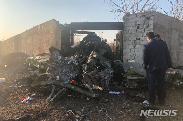 [테헤란(이란)=AP/뉴시스]이란 테헤란 외곽의 농경지에서 8일 테헤란 공항 이륙 직후 추락한 우크라이나 여객기의 부서진 잔해가 보이고 있다. 176명 탑승자 전원이 사망했다. 2020.01.11.