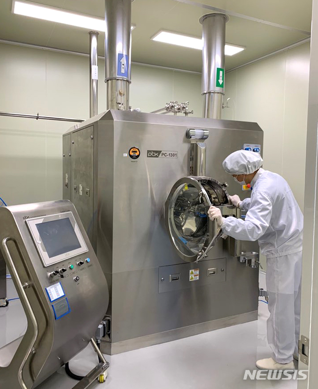 [화순=뉴시스]= ㈜케이에스제약 전남 화순 공장에서 정제·캡슐제 등을 생산하기 위해 가동 중인 '내용고형제' 설비. (사진=케이에스제약 제공) 2020.01.08. photo@newsis.com