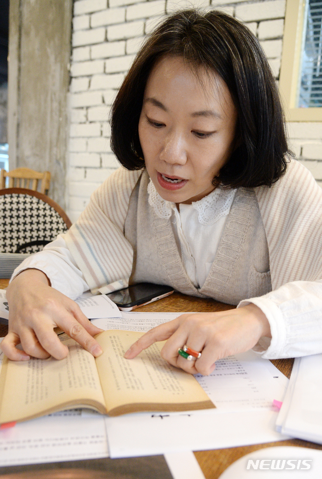 [전주=뉴시스] 김얼 기자= 전주대학교 송영애 식품산업연구소 교수가 8일 전북 전주시 완산구의 한 카페에서 1946년에 발행한 최남선의 조선상식문답과 전주 콩나물에 기원에 관해 이야기하고 있다. 2020.01.08. pmkeul@newsis.com