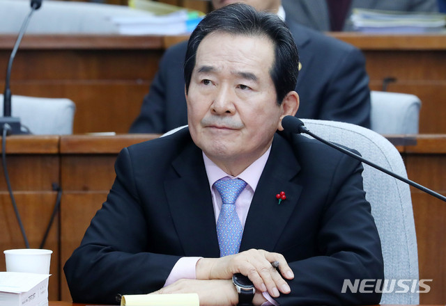 [서울=뉴시스] 장세영 기자 = 정세균 국무총리 후보자가 8일 서울 여의도 국회에서 열린 정무위원회의 국무총리 임명동의에 관한 인사청문특별위원회에 참석해 의원 질의를 듣고 있다. 2020.01.08.&nbsp; photothink@newsis.com