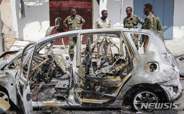 [모가디슈(소말리아)=AP/뉴시스]8일(현지시간) 소말리아 수도 모가디슈의 대통령궁 인근에서 차량 폭탄이 터져 경찰이 현장에서 대응하고 있다. 현지 소방 관계자는 배후가 밝혀지지 않은 이 폭발로 여성 3명 포함 11명이 다쳤다고 밝혔다. 소말리아에서는 지난주에도 폭탄 테러로 최소 90명이 숨진 바 있다. 2020.01.08.