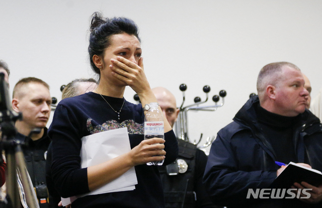 [키예브(우크라이나)=AP/뉴시스]8일(현지시간) 우크라이나 키예프의 보리스필 국제공항에서 이날 새벽 이란 테헤란 외곽에서 추락한 우크라이나 항공 소속 737-800 여객기에 대한 브리핑 도중 이 항공사 직원이 눈물을 흘리고 있다. 볼로디미르 젤렌스키 우크라이나 대통령은 공식 페이스북에 올린 성명에서 해당 여객기에 탑승했던 승객과 승무원 등 176명 전원이 사망했다고 밝혔다. 2020.01.08. 