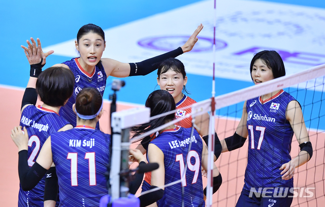 [서울=뉴시스]한국 여자배구 대표팀 선수들이 8일 태국 나콘라차시마 찻차이홀에서 열린 2020 도쿄올림픽 아시아대륙예선 조별리그 B조 2차전 이란과의 경기에서 환호하고 있다. 한국은 이날 경기에서 이란을 세트스코어 3-0으로 완파했다. (사진=국제배구연맹 제공) 2020.01.08. photo@newsis.com