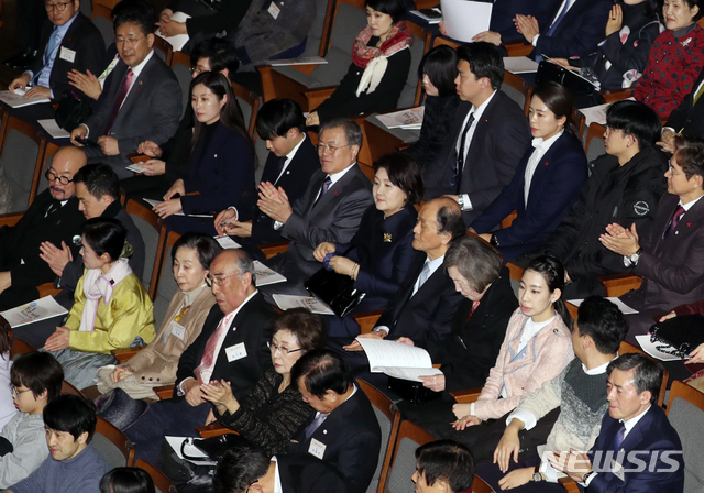 [서울=뉴시스]배훈식 기자 = 문재인 대통령과 김정숙 여사가 8일 서울 서초구 예술의 전당에서 열린 문화예술인 신년음악회에 참석해 자리하고 있다. 2020.01.08. dahora83@newsis.com