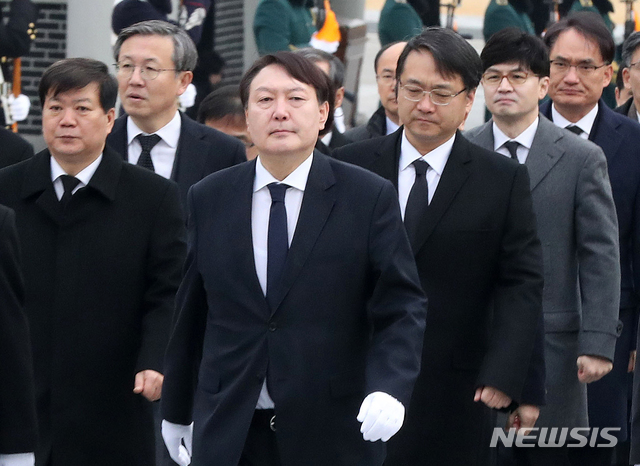 [서울=뉴시스]최동준 기자 = 법무부는 8일 대검검사급 간부 32명의 승진·전보 인사를 오는 13일자로 단행했다. 한동훈 대검 반부패강력부장은 부산고검 차장검사로 배성범 서울중앙지검장은 법무연수원장으로 강남일 차장검사는 대전고검장으로 박찬호 대검찰청 공공수사부장은 제주지검장발령났다. 사진은 지난 2일 윤석열 검찰총장이 강남일 차장검사, 한동훈 반부패강력부장 등 검찰 관계자들이 서울 동작구 국립서울현충원 현충탑으로 향하는 모습. 사진 왼쪽 첫번째 배성범 서울중앙지검장. 사진 왼쪽 네번째부터 강남일 대검 차장검사, 한동훈 대검 반부패·강력부장, 박찬호 공공수사부장. (사진=뉴시스DB) 2020.01.02.&nbsp; photo@newsis.com 