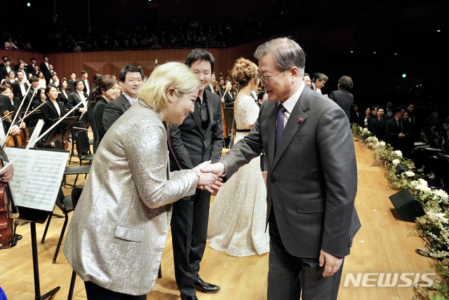 [서울=뉴시스]배훈식 기자 = 문재인 대통령이 8일 오후 서울 서초구 예술의전당에서 새해를 맞아 열린 ‘2020 신년음악회’를 마친 후 바이올리니스트 조진주를 격려하고 있다. 2020.01.08. dahora83@newsis.com