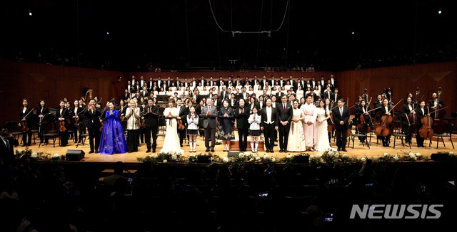 [서울=뉴시스]배훈식 기자 = 문재인 대통령과 김정숙 여사가 8일 오후 서울 서초구 예술의전당에서 새해를 맞아 열린 ‘2020 신년음악회’를 마친 후 출연진들과 기념촬영을 하고 있다. 2020.01.08. dahora83@newsis.com