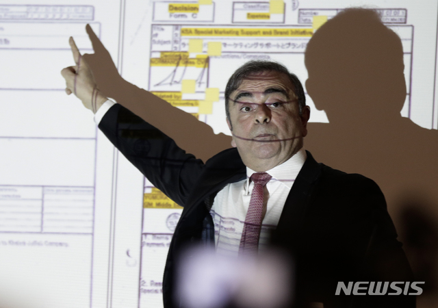 [베이루트=AP/뉴시스] 유가증권 보고서 허위기재 등 혐의로 일본에서 형사 재판을 받다가 보석 기간 중 모국인 레바논으로 도망친 카를로스 곤 전 닛산자동차 회장은 8일(현지시간) "자신은 인신공격(character assassination)의 희생자"라고 주장했다. 사진은 곤 회장이 이날 레바논 수도 베이루트에서 기자회견 중 발언하고 있는 모습. 2020.01.09&nbsp; 