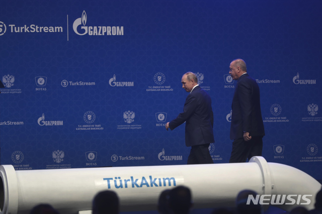 [이스탄불=AP/뉴시스] 2020년 1월8일(현지시간) 자료 사진으로, 블라디미르 푸틴 러시아 대통령(왼쪽) 과 레제프 타이이프 에르도안 튀르키예 대통령이 튀르키예 이스탄불에서 열린 '튀르크스트림 가스관' 개통식에 참석하고 있다. (사진=뉴시스DB)