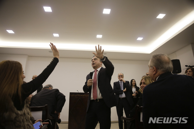 [베이루트=AP/뉴시스] 유가증권 보고서 허위기재 등 혐의로 일본에서 형사 재판을 받다가 보석 기간 중 모국인 레바논으로 도망친 카를로스 곤 전 닛산자동차 회장(사진 가운데)은 8일(현지시간) "자신은 인신공격(character assassination)의 희생자"라고 주장했다. 사진은 곤 회장이 이날 레바논 수도 베이루트에서 기자회견 중 발언하고 있는 모습. 2020.01.09&nbsp; 