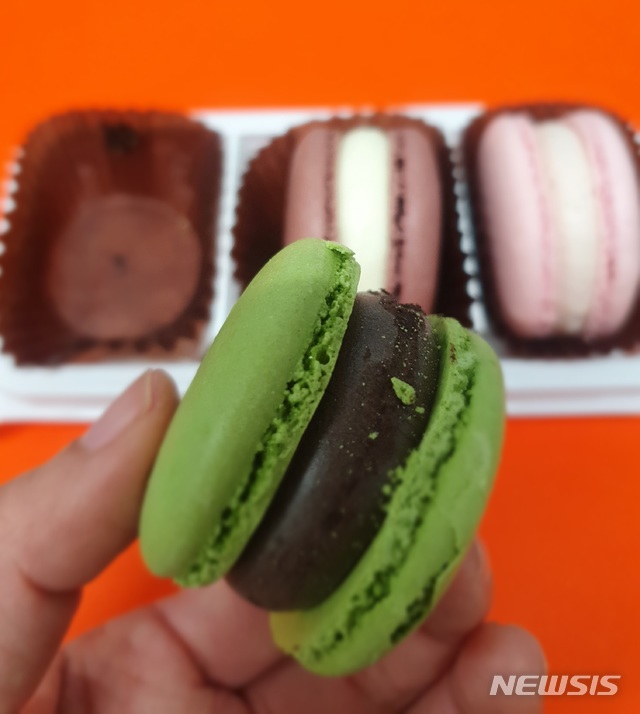 [서울=뉴시스] CU 쫀득한 마카롱 말차맛