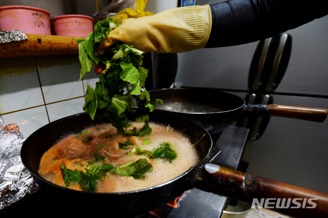 [산청=뉴시스] 차용현 기자 = 6일 경남 산청군 생초마을 소재 늘비식당에서 식당 관계자가 손님상에 나갈 어탕국수를 끓이고 있다.2020.01.06. con@newsis.com