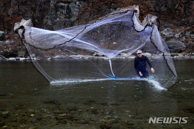 [산청=뉴시스] 차용현 기자 = 6일 경남 산청군 생초마을 인근 경호강에서 한 주민이 물고기를 잡기위해 투망을 던지고 있다.2020.01.06. con@newsis.com