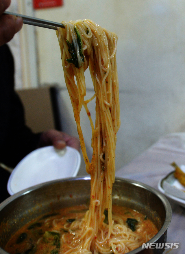 [산청=뉴시스] 차용현 기자 = 6일 경남 산청군 생초마을 소재 늘비식당에서 한 손님이 어탕국수를 먹고있다. 2020.01.06. con@newsis.com