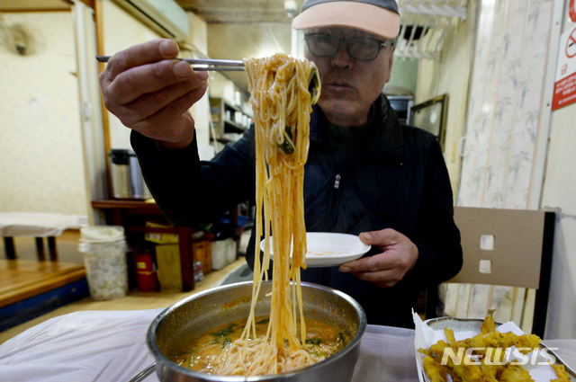 [산청=뉴시스] 차용현 기자 = 6일 경남 산청군 생초마을 늘비식당에서 손님이 어탕국수를 맛있게 먹고있다.2020.01.06. con@newsis.com