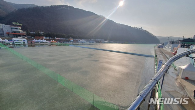 비가 그친 9일 오전, 화천산천어축제장의 얼음판 대부분이 온전한 모습을 유지하고 있다