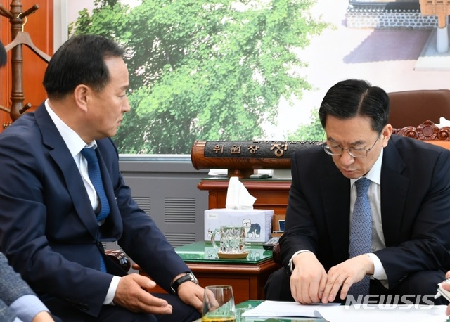 정동균 군수(왼쪽) 국회 정성호 기획재정위원장 면담.