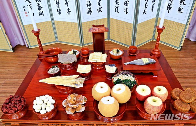  [부산=뉴시스] 허상천 기자 = 한국농수산식품유통공사(aT)는 올해 설 차례상 차림비용이 전통시장은 23만972원, 대형유통업체는 31만7923원으로 각각 전년 대비 1.2%와 0.3% 하락세를 나타내 대체로 안정세가 예상된다고 9일 밝혔다.2020.01.09. (사진 = aT 제공)&nbsp; photo@newsis.com 