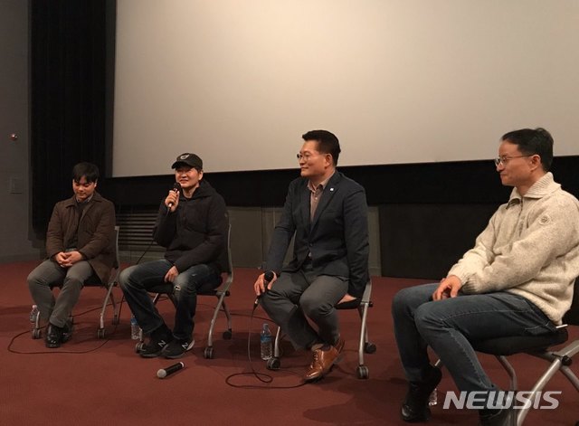 [서울=뉴시스] 8일 오후 7시 CGV 여의도점에서 영화 '천문: 하늘에 묻는다'의 허진호 감독과 송영길 의원 등이 관객과의 대화 시간을 보냈다. (사진=롯데엔터테인먼트 제공) 2020.01.09 photo@newsis.com 