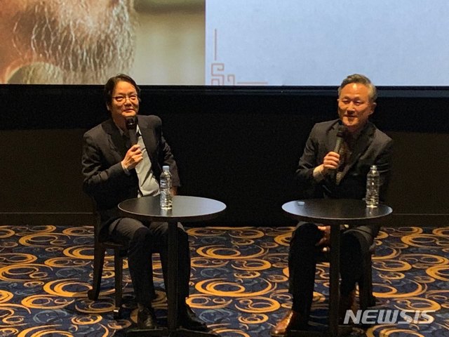 [서울=뉴시스] 8일 오후 7시 롯데시네마 합정점에서 영화 '천문: 하늘에 묻는다'의 허진호 감독과 송영길 의원 등이 관객과의 대화 시간을 보냈다. (사진=롯데엔터테인먼트 제공) 2020.01.09 photo@newsis.com 