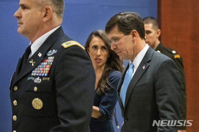 [워싱턴=AP/뉴시스]마크 에스퍼 미 국방부 장관이 8일(현지시간) 워싱턴 국회의사당에서 상·하원 의원을 대상으로 한 거셈 솔레이마니 이란 총사령관 살해 관련 비공개 브리핑을 마치고 상원을 향해 걸어나가고 있다. 2020.01.09.