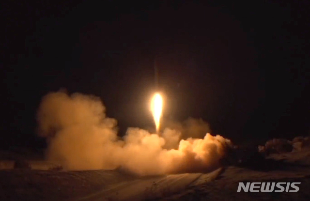 [서울=뉴시스] 이란이 8일 미국의 가셈 솔레이마니 이란 쿠드스군 사령관 폭살에 대한 보복으로 이라크 주둔 미국 공군 기지 두 곳에 미사일 공격을 했다. 사진은 이란 국영 방송사 프레스TV(PressTV)가 이날 이란에서 쏜 미사일의 모습이라며 공개한 동영상을 캡처한 한 장면이다. 공개한 동영상은 실제 이번 미사일 공격을 촬영한 것인지는 확인되지 않았다. (사진=PressTV 캡처) 2019.01.09.&nbsp;&nbsp; photo@newsis.com 