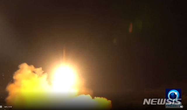 [서울=뉴시스] 이란이 8일 미국의 가셈 솔레이마니 이란 쿠드스군 사령관 폭살에 대한 보복으로 이라크 주둔 미국 공군 기지 두 곳에 미사일 공격을 했다. 사진은 이란 국영 방송사 프레스TV(PressTV)가 이날 이란에서 쏜 미사일의 모습이라며 공개한 동영상을 캡처한 한 장면이다. 공개한 동영상은 실제 이번 미사일 공격을 촬영한 것인지는 확인되지 않았다. (사진=PressTV 캡처) 2019.01.09.&nbsp;&nbsp; photo@newsis.com 