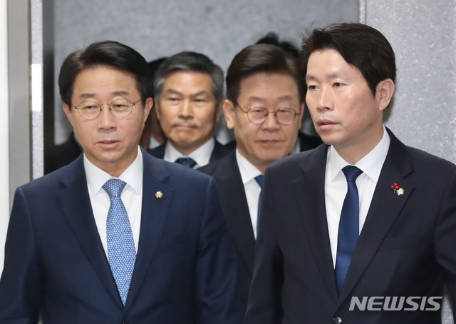 [서울=뉴시스] 고승민 기자 = 더불어민주당 이인영 원내대표와 조정식 정책위의장, 이재명 경기도지사, 정경두 국방부 장관 등 참석자들이 9일 서울 여의도 국회 의원회관에서 열린 군사시설 보호구역 해제완화 당정협의회에 참석하고 있다. 2020.01.09. kkssmm99@newsis.com