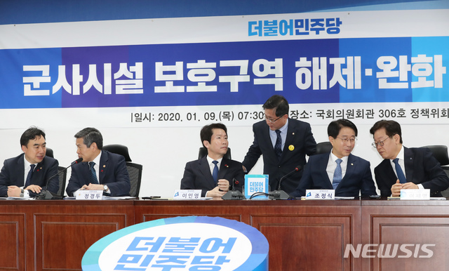 [서울=뉴시스] 고승민 기자 = 더불어민주당 이인영 원내대표, 조정식 정책위의장, 정경두 국방부 장관 등 참석자들이 9일 서울 여의도 국회 의원회관에서 열린 군사시설 보호구역 해제완화 당정협의회에서 대화하고 있다. 2020.01.09. kkssmm99@newsis.com