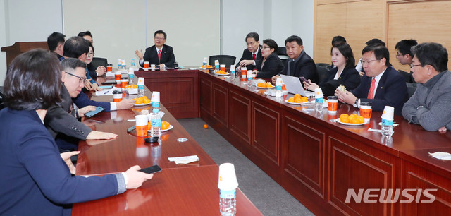 [서울=뉴시스] 장세영 기자 = 이양수(가운데) 자유한국당 의원이 9일 서울 여의도 국회 의원회관에서 열린 자유한국당 초선 의원 모임에 참석해 현안관련 발언을 하고 있다. 2020.01.09.&nbsp; photothink@newsis.com