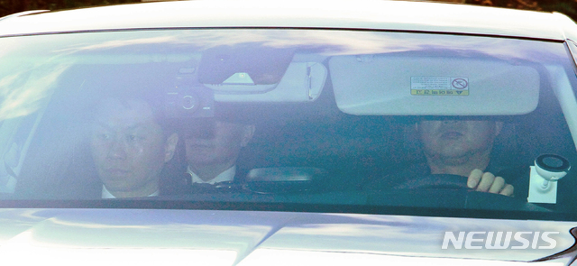 [서울=뉴시스]박주성 기자 = 윤석열 검찰총장이 9일 오전 서울 서초구 서울 대검찰청으로 출근하고 있다. 2020.01.09.&nbsp; photo@newsis.com