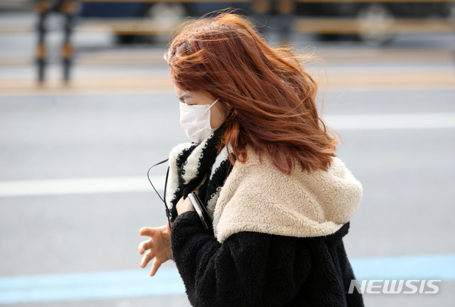 [서울=뉴시스]박미소 기자 = 서울의 아침 기온이 영하 2도를 기록한 지난 8일 오전 서울 중구 을지로 거리에서 두꺼운 옷을 입은 시민들이 걷고 있다. 2020.01.08. misocamera@newsis.com