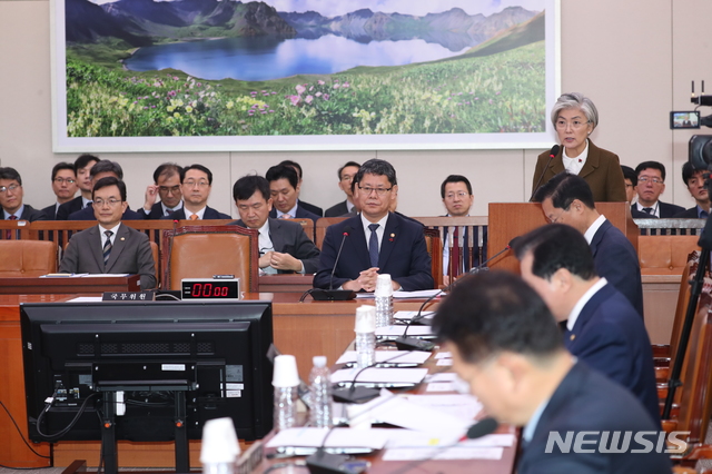 [서울=뉴시스] 고승민 기자 = 강경화 외교부 장관이 9일 서울 여의도 국회에서 미국-이란 사태 등 현안보고 등을 안건으로 열린 외교통일위원회 전체회의에 참석하여 보고하고 있다. 2020.01.09. kkssmm99@newsis.com