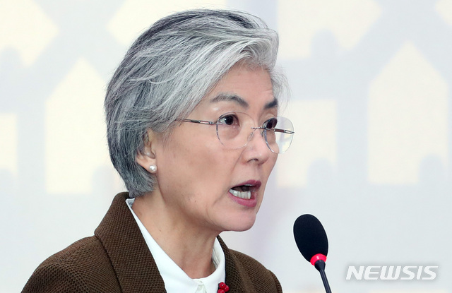 [서울=뉴시스] 이종철 기자 = 9일 오전 서울 여의도 국회에서 열린 외통위 전체회의에 출석한 강경화 외교부장관이 보고를 하고 있다. 2020.01.09. jc4321@newsis.com