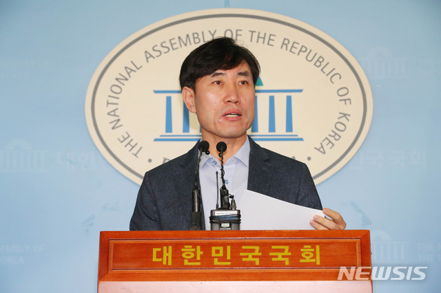 [서울=뉴시스] 장세영 기자 = 하태경 새로운보수당 책임대표가 9일 서울 여의도 국회 정론관에서 기자회견을 열고 한국당에게 보수재건 위한 1일 1제안을 하고 있다. 2020.01.09.&nbsp; photothink@newsis.com